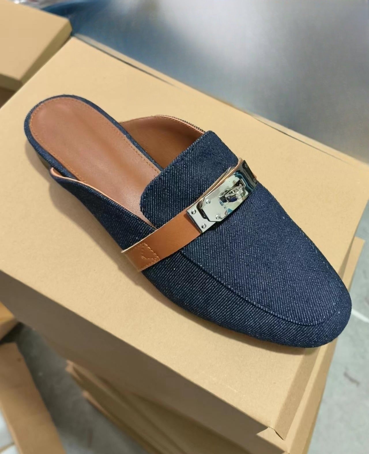 Leather Low Heel Round toe Metal Buckle flats