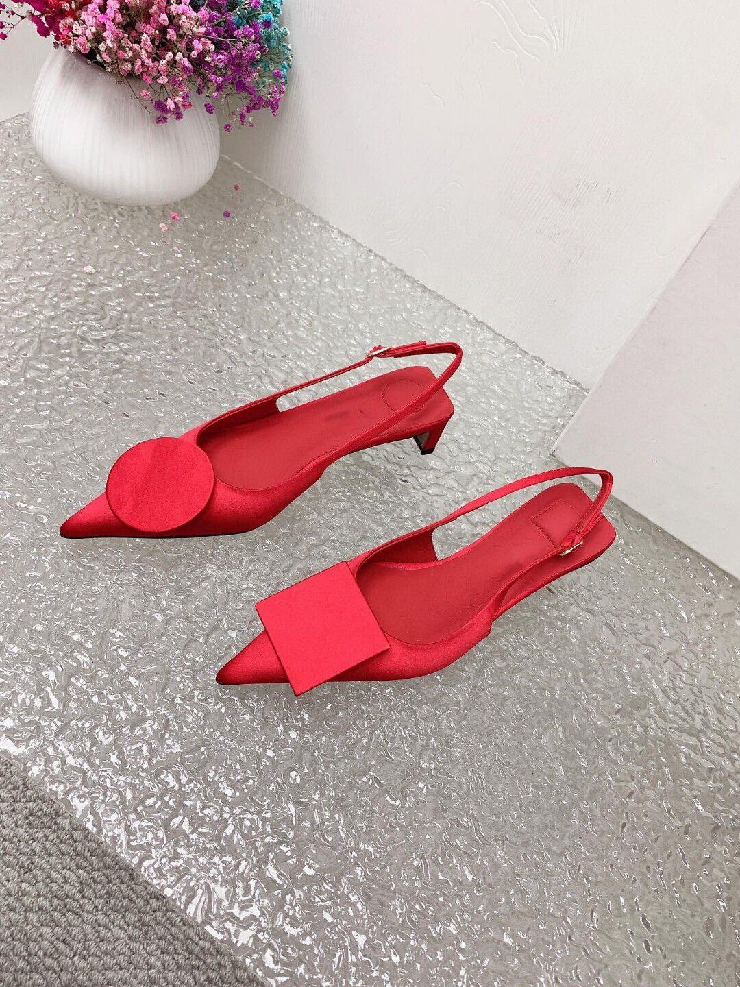minimalist pointed bow women