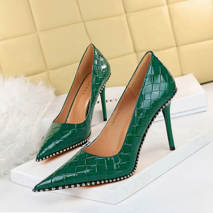 Riveted pointed High Heel Pumps